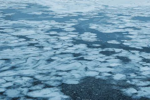 Vector illustration of an icy river surface. Texture of ice and water fragmen Stockillustratie