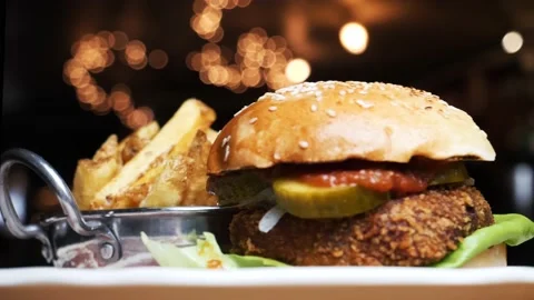 Vegan Burger and chips rotating  库存影片 201895580