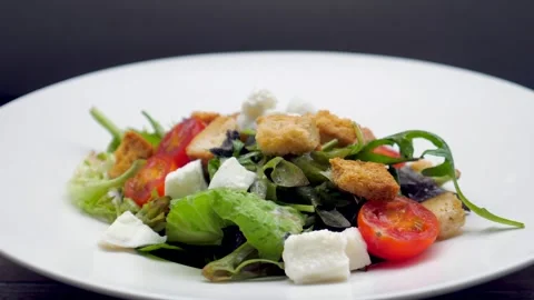 Vegan Caesar salad made with fresh romaine lettuce, non-dairy cheese, and juicy Vídeos de archivo 241254929