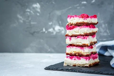 Vegan raw raspberry cheesecake Foto stock