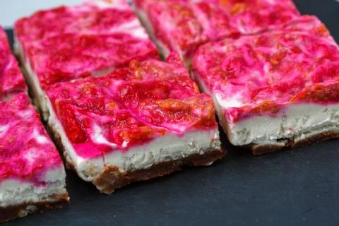 Vegan raw raspberry cheesecake Stock Photos