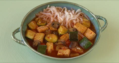Vegan version of kimchi soup. Vídeos de archivo 339107821