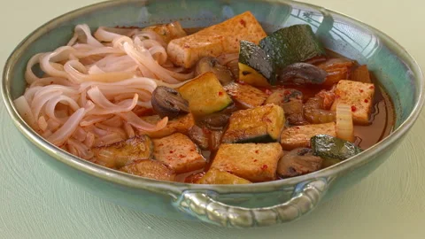Vegan version of kimchi soup with tofu and rice noodles. 스톡 동영상 334564096