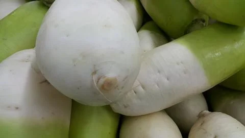 Vegetable background: Large radish pile in supermarket. Foto stock