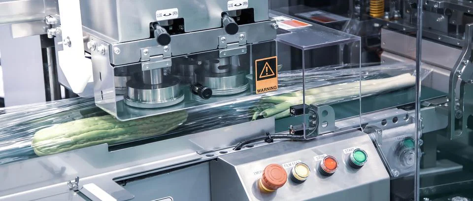 Vegetable flow wrapping machine Foto stock