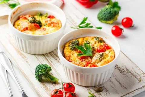 Vegetable frittata with broccoli, red bell pepper and red onion in cast iron  Stock Photos