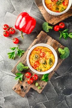 Vegetable frittata with broccoli, red bell pepper and red onion in cast iron  Stock Photos