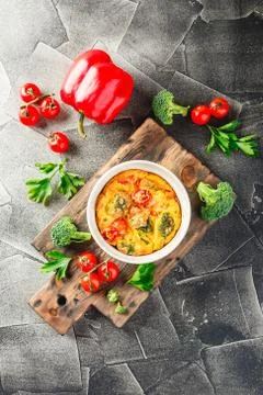 Vegetable frittata with broccoli, red bell pepper and red onion in cast iron  Stock Photos