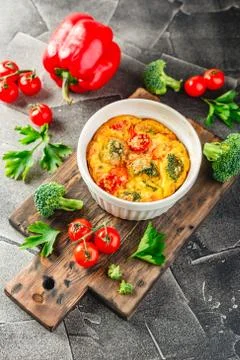 Vegetable frittata with broccoli, red bell pepper and red onion in cast iron  Stock Photos