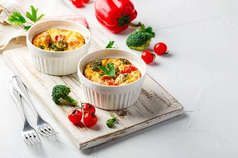 Vegetable frittata with broccoli, red bell pepper and red onion in cast iro.. Stock Photos
