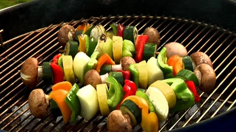 Vegetable kebabs on a barbecue Video stock 8572325