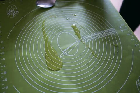 Vegetable oil on a rolling mat. Stockfoto's