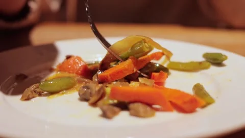 Vegetable-packed dinner bowl. Vegan diet restaurant option. Stewed leeks Vidéo 259797802