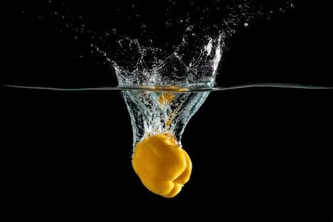 Vegetable pepper falling water high speed photograph Foto stock