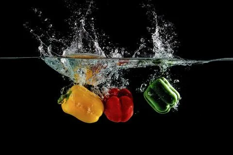 Vegetable pepper falling water high speed photograph Foto stock