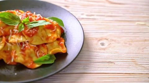 Vegetable pizza slice on a black plate with tomatoes and cheese 库存照片