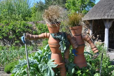 Vegetable plot scarecrows in an English garden Foto stock
