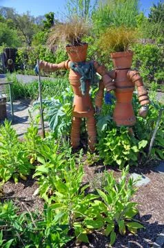 Vegetable plot scarecrows in an English garden Foto stock