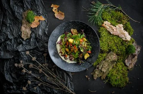 Vegetable salad with cilantro and mashed potatoes Foto stock