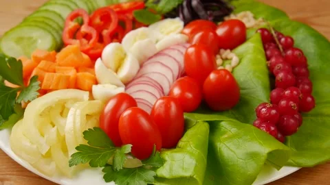 Vegetable salad with quail eggs. Video stock 224929501