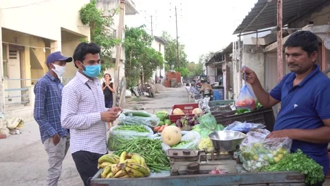 Vegetable seller super spreader not wearing mask during Covid 19 Corona Virus. Video stock 130340477