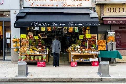  Vegetable Shop Store front of a La Defense Vegetable &amp; Fruit Store. Paris... Stock-Fotos