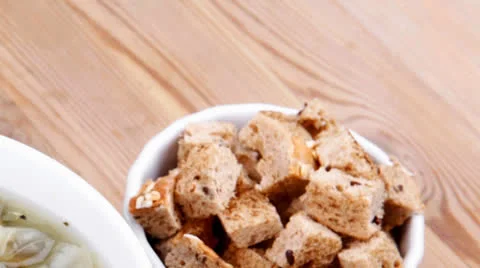 Vegetable soup with bread crackers Vídeos de archivo 23043490