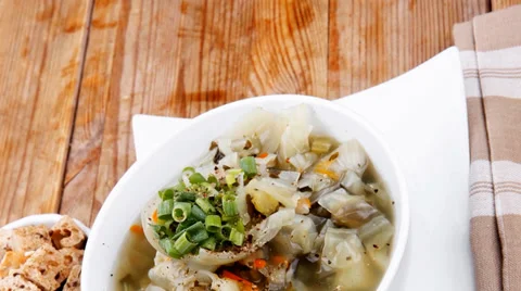 Vegetable soup with bread crackers Vídeos de archivo 37282115