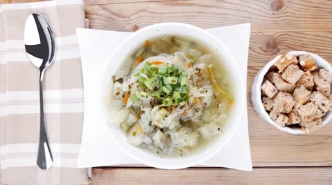 Vegetable soup with bread crackers Vídeos de archivo 52913186