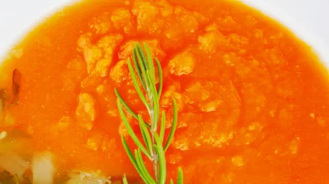 Vegetable soup served with toasts on white dish Vídeos de archivo 27199728