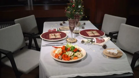 Vegetable stew on the Christmas table Vídeo Stock 104070454
