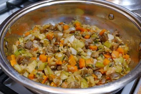 Vegetable stew includes: eggplant, zucchini, cucumber, carrot,  pepper, onion Stockfoto's