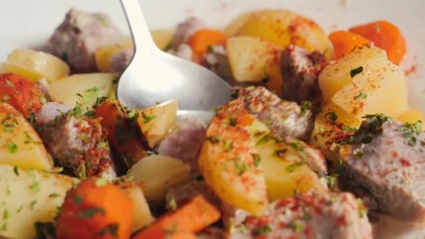 Vegetable stew made with beef, carrots, potatoes, onions and spices in beef 스톡 동영상 335740861