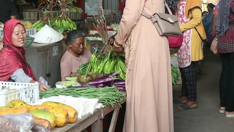 Vegetable traders in traditional market Stock Footage 210077360