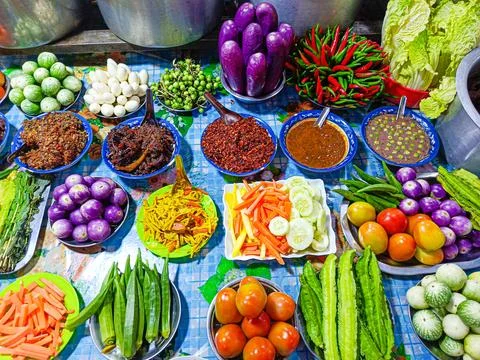 Vegetable types and Shrimp Paste Dip, various pastes on a table in a restaurant. Foto stock