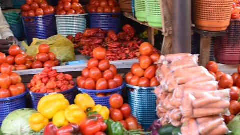 Vegetable vendor accepting electronic payment at local market 動画素材 325905051