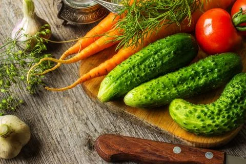 Vegetables and knife on table Foto stock