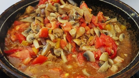 Vegetables and meat are simmering in a deep cast-iron skillet in teriyaki s.. Vídeos de archivo 345089358