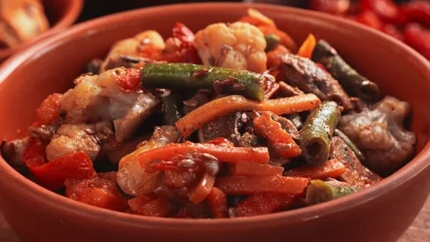 Vegetables beans broccoli mushrooms stewed with spices in a clay bowl rotat.. 库存影片 284032288