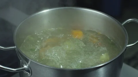 Vegetables in boiling water Видео 93800856