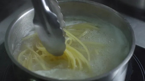 Vegetables in boiling water Vídeo Stock 93801002