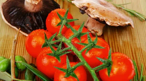 Vegetables on cutting board Vídeos de archivo 24415114