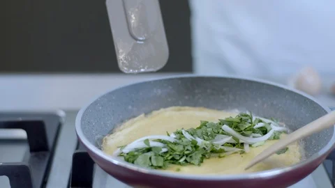 Vegetables with eggs in the pan 库存影片 92273879