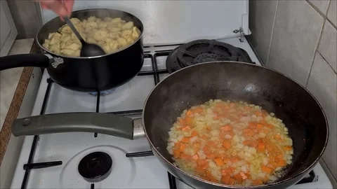 Vegetables Fried In A Pan Vidéo 170650734