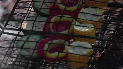 Vegetables grilled on a grid Video stock 94840666