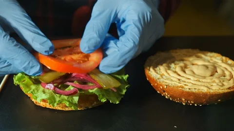 Vegetables on a hamburger bun. 스톡 동영상 120893013