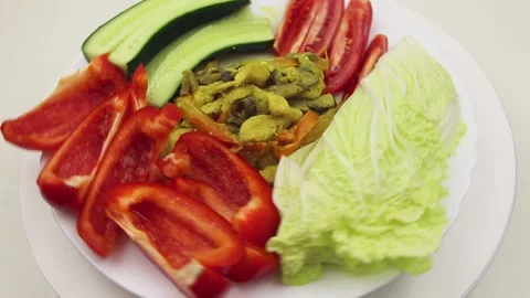 Vegetables with meat rotate on a round white plate. Top view, FullHD footage Vídeo Stock 140403003