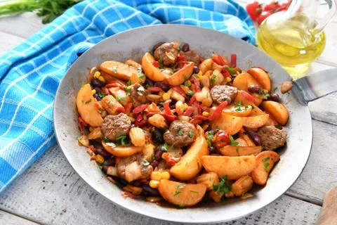 Vegetables from the pan with meat chunks Foto stock