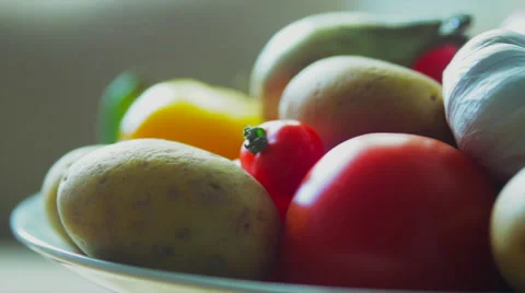 Vegetables on a plate rotating natural light 스톡 동영상 40764894