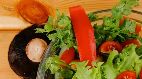 Vegetables salad on wood Vídeos de archivo 57635487